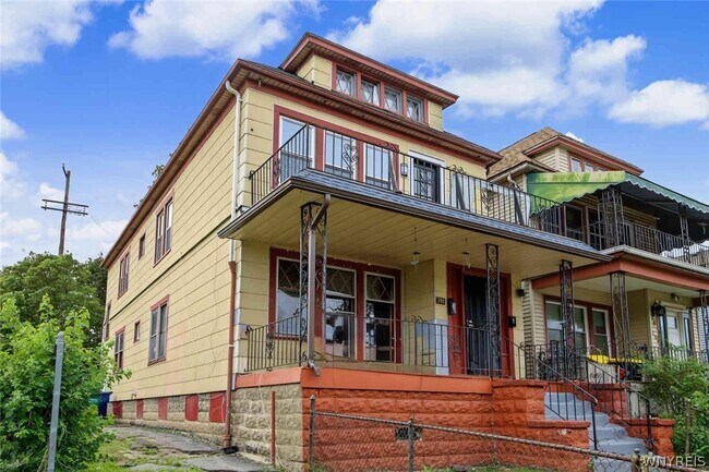 Foto del edificio - 392 Busti Ave