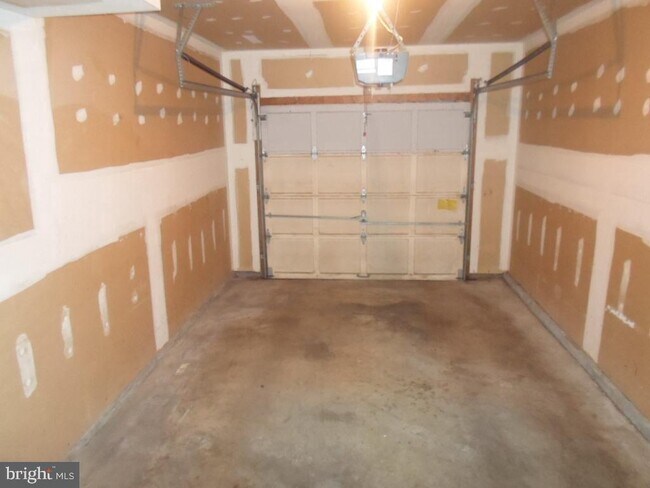 Foto del edificio - 13956 King George Way