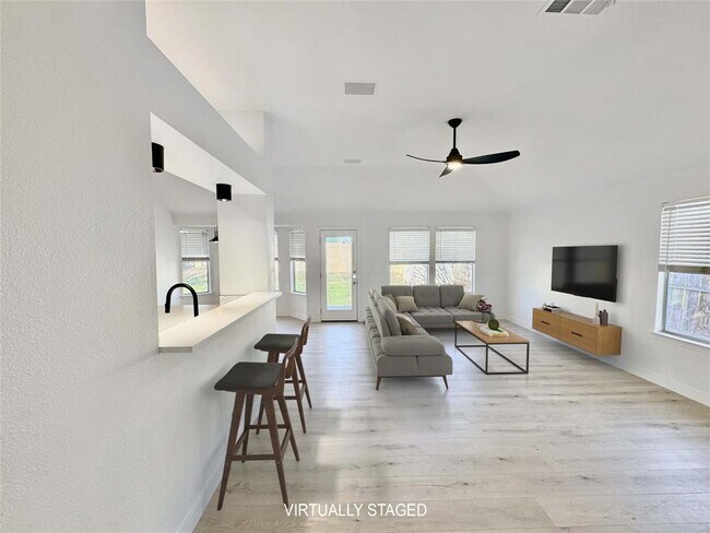 Foto del edificio - 203 Little Lake Rd