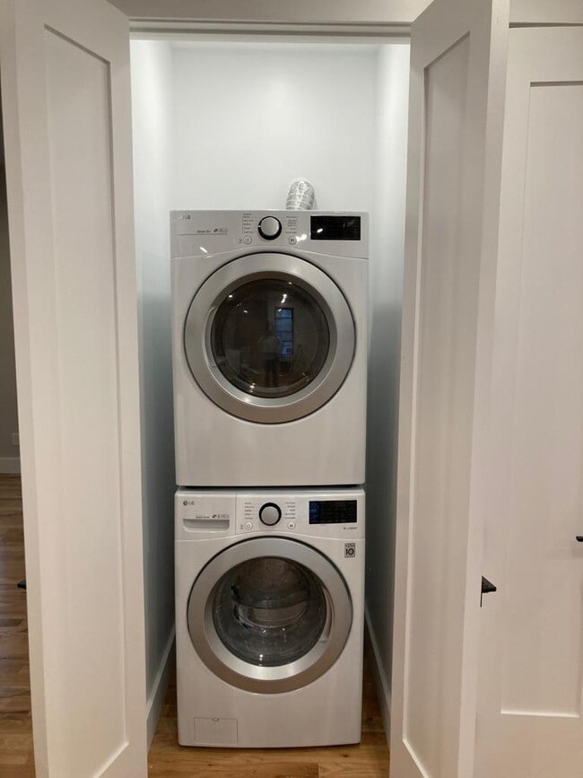 Building Photo - 61 W 106th St