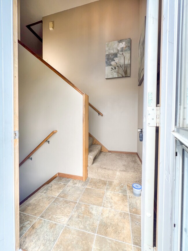 Front Entry - 815 Creekside Cir