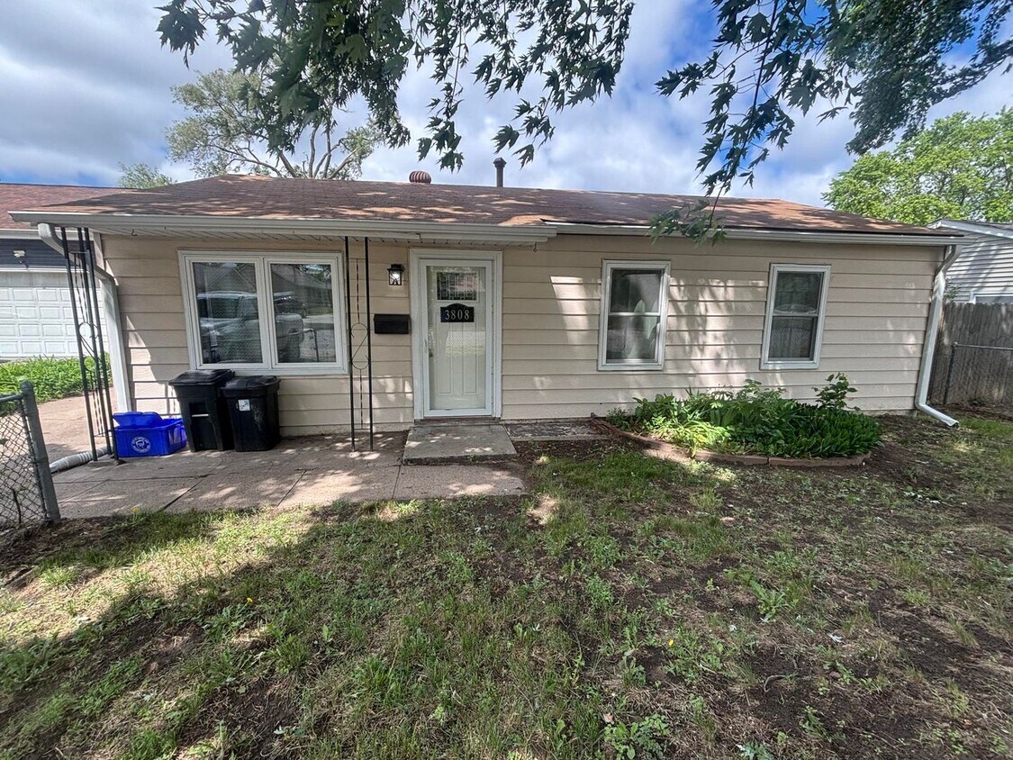Primary Photo - 3-bedroom, 2 bath house available now