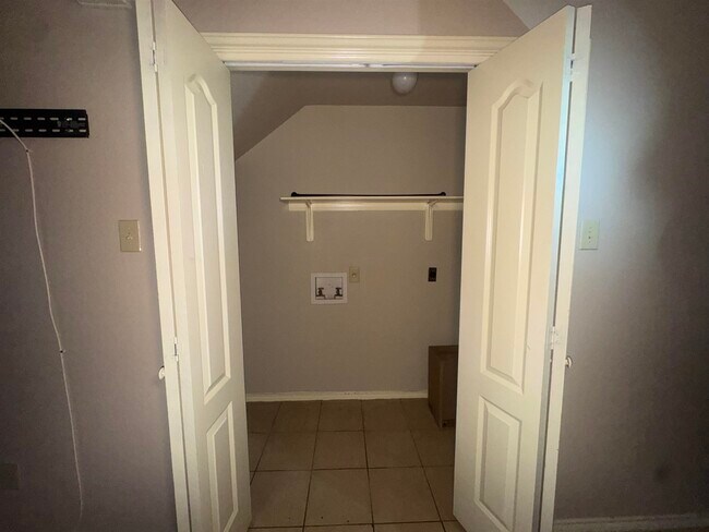 Building Photo - 2801 S Bartlett Ave