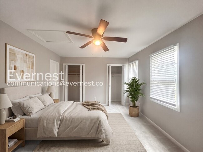Building Photo - 2 Bed/2.5 Bath Town Home with Off-Street Parking / Available Soon!