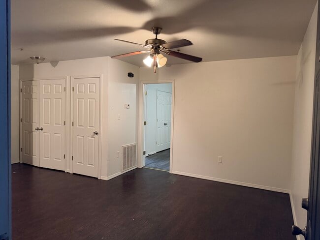 Building Photo - Triplex 300-2