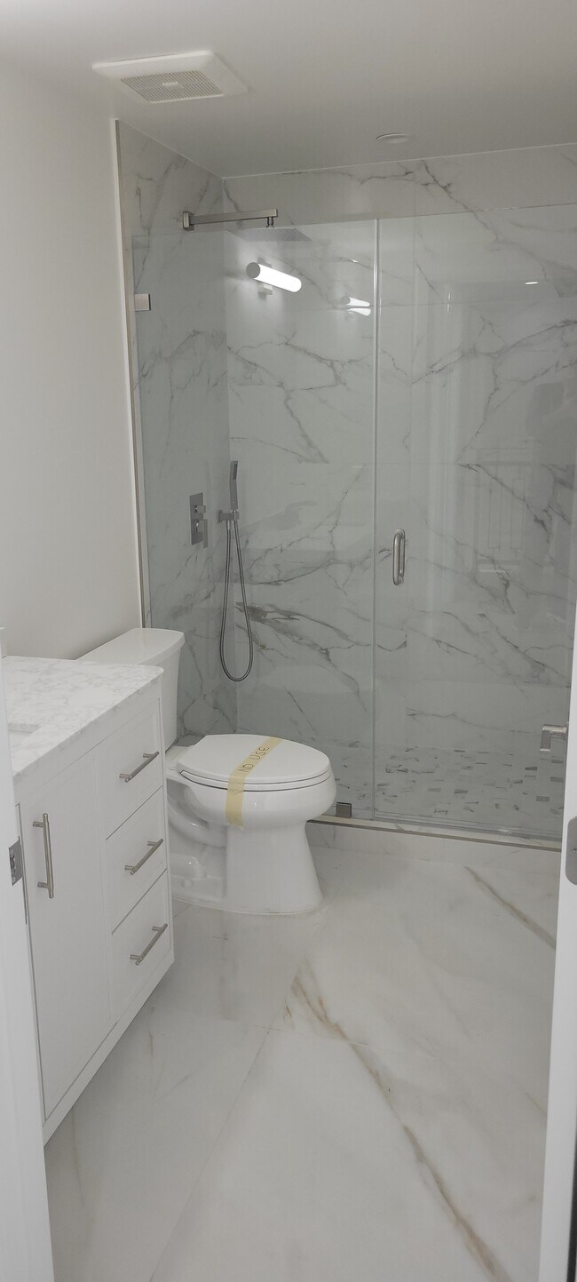 Baño del segundo piso - 2515 Foothill Blvd