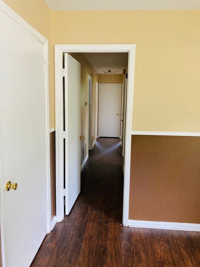 Building Photo - Spacious 3 Bedroom, 2.5 Bath Home on Nearl...