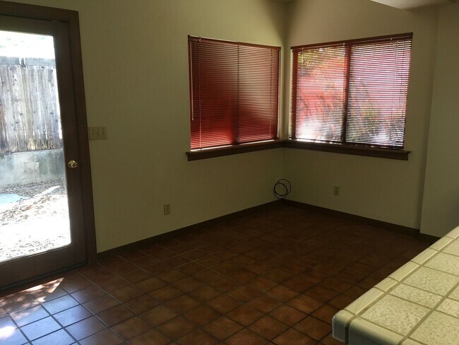 Foto del edificio - Charming Home, with attached garage