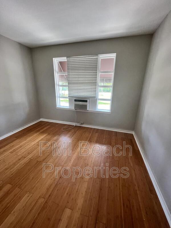 Building Photo - 233-235 Royal Poinciana Way