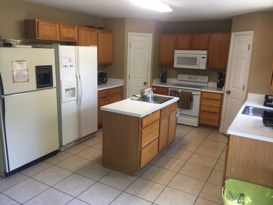 Building Photo - 123 Main St