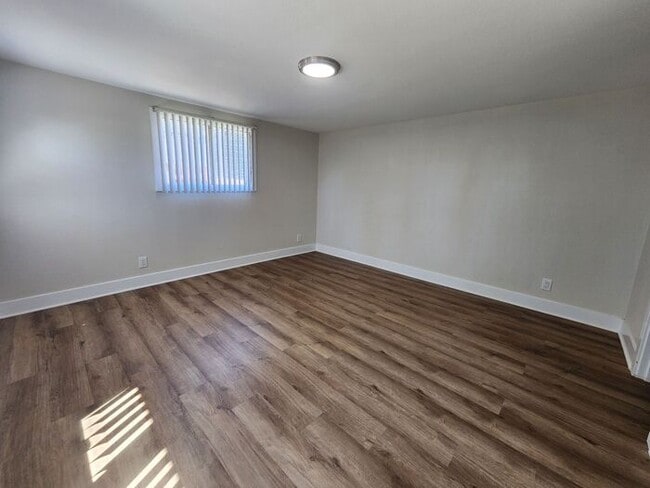 Building Photo - ** RENT READY ** Back Private Studio with ...