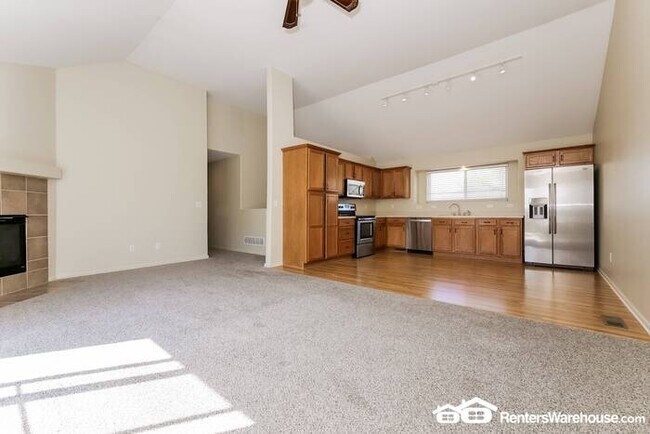 Foto del edificio - Beautiful 5 Bed 2 Bath In North KC!