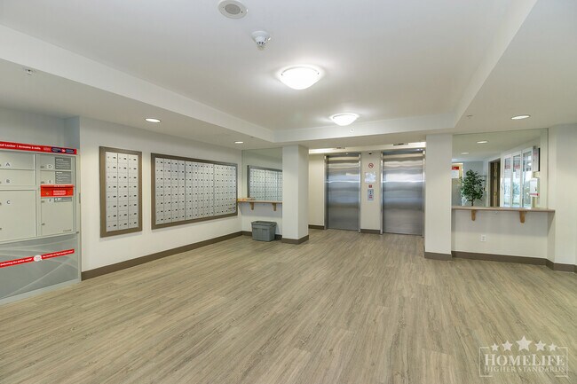 Building Photo - Modern 1-Bed + Den Condo in the Heart of S...