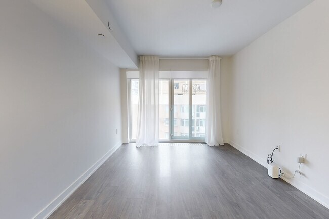 Photo du bâtiment - 50 McCaul St