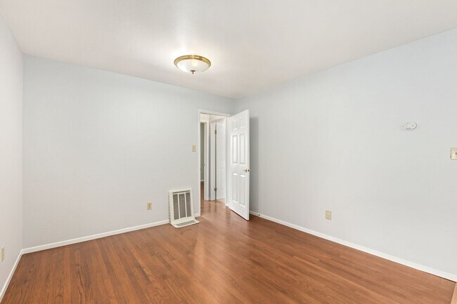 Building Photo - 2 bedroom 1 Bath House 1 Block From The Be...