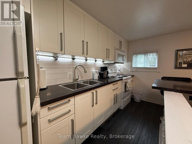 Photo du bâtiment - 450-450 Sturgeon Bay Rd