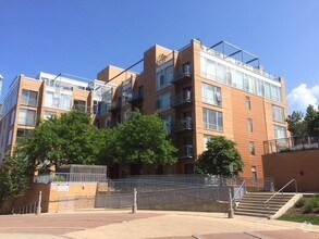 Building Photo - 1720 Oak Ave