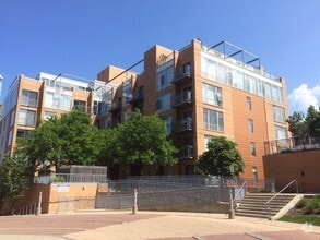 Building Photo - 1720 Oak Ave