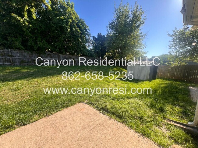 Building Photo - Hurry this Home won't last long! Adorable ...