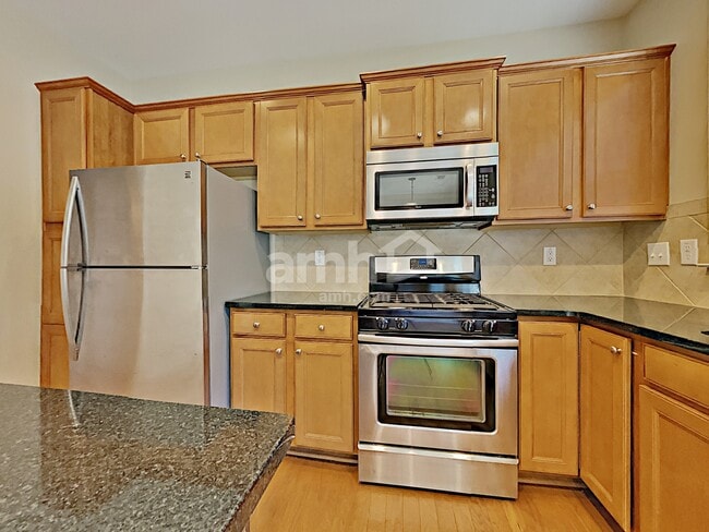 Building Photo - 818 Poplar Ter