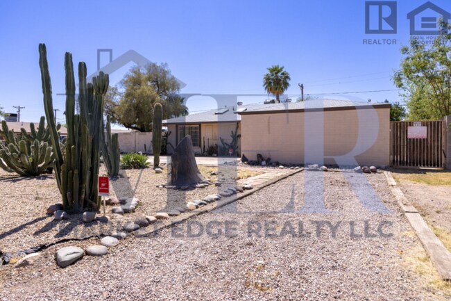 Foto del edificio - 3Bed/2Bath House at 19th Ave/Camelback! Move-In Ready on 06/11/2026! -- NO HOA! CORNER LOT!