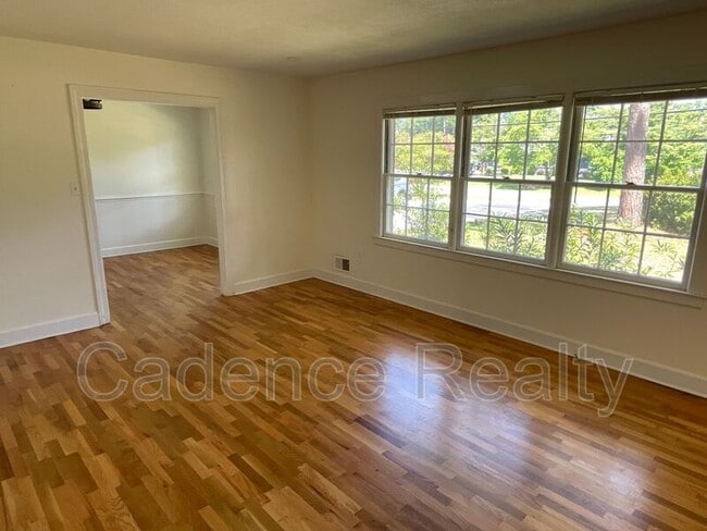 Building Photo - 114 Cardinal Dr S