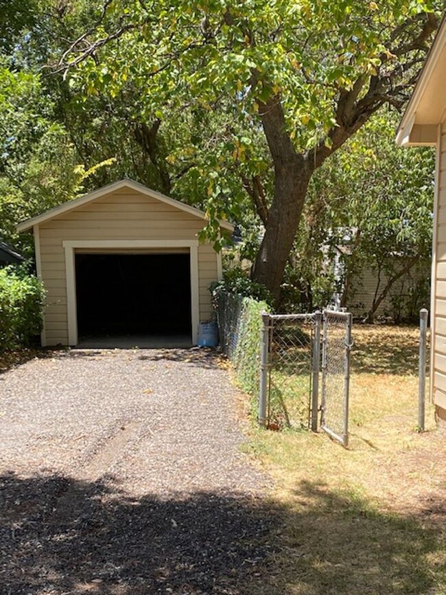 Building Photo - 2 BEDROOM HOUSE IN CENTRAL DENTON