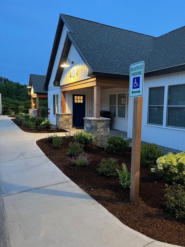 Building Photo - 404 Main St