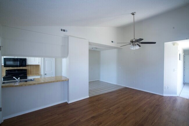 Foto del edificio - 2255 Donna Drive