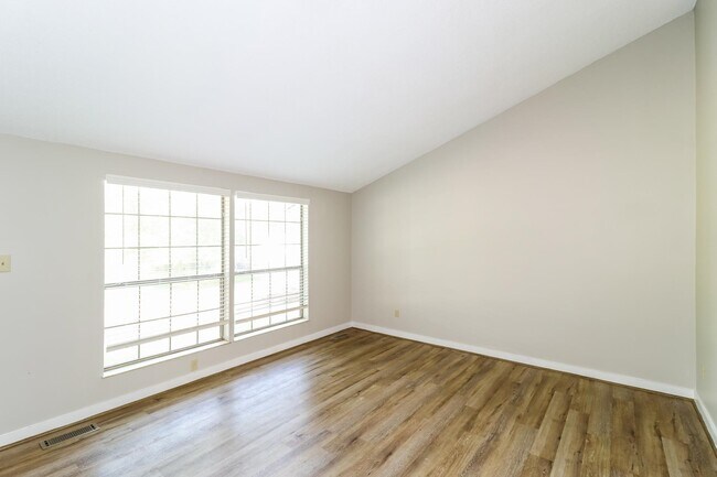 Foto del edificio - 6801 Autumnhill Ln