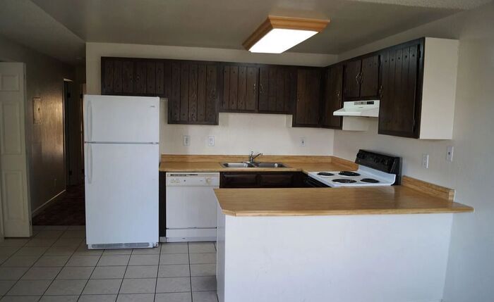 Building Photo - Cute 2 Bedroom Apartment with patio!