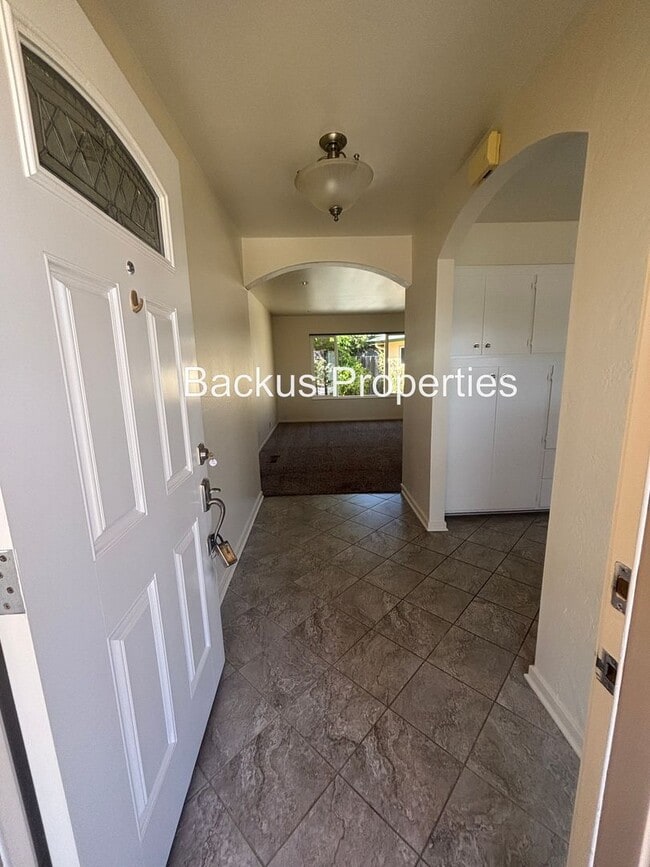 Building Photo - 209 La Mesa Dr
