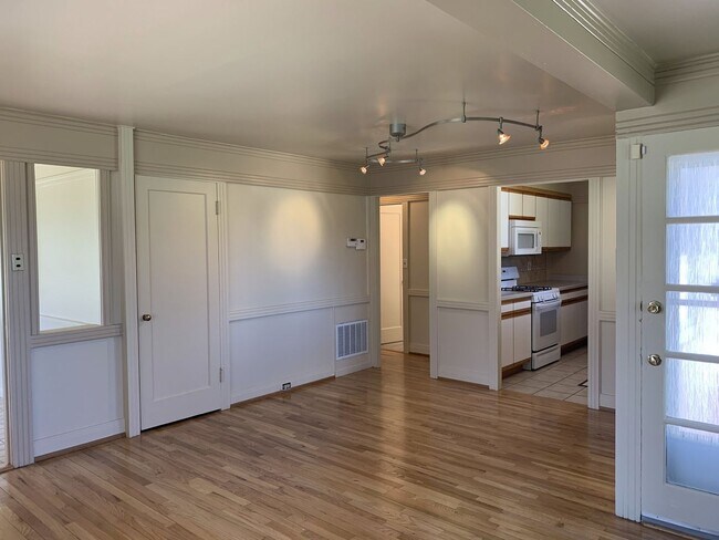 Foto del edificio - Evolve Real Estate: Available 6/6/2026! Quaint 3 Bedroom Ranch with Huge Yard in University Hills...