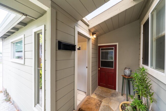 Building Photo - 1032 S Rosita Ct