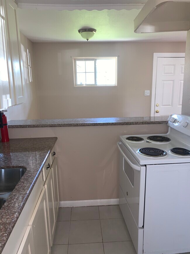 Cocina - 9211 N Green River Dr