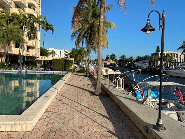 Foto del edificio - 2350 NE 135th St