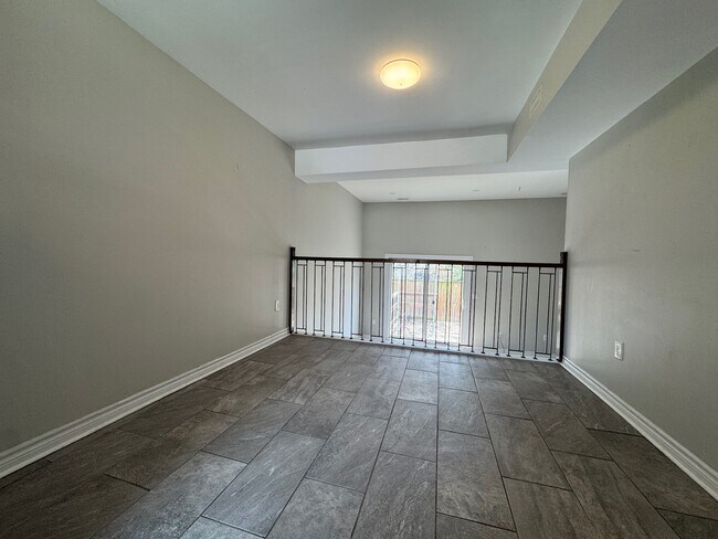 Photo du bâtiment - Updated 3 Bedroom 1.5 Bathroom Townhome in the Quiet Corunna, Ontario!