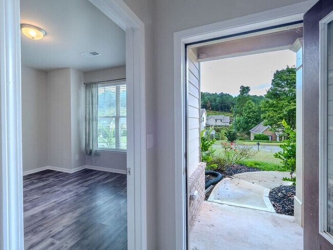 Foto del edificio - 217 Creek View Pl