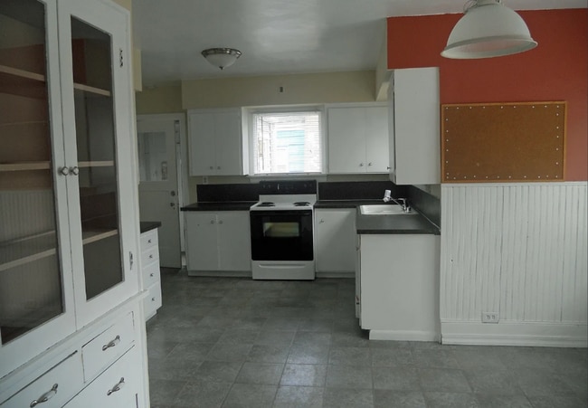 Building Photo - Charming 3 Bedroom Home