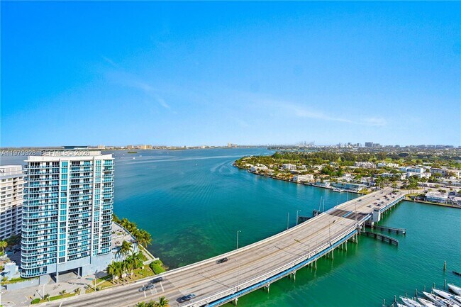 Foto del edificio - 7601 E Treasure Dr