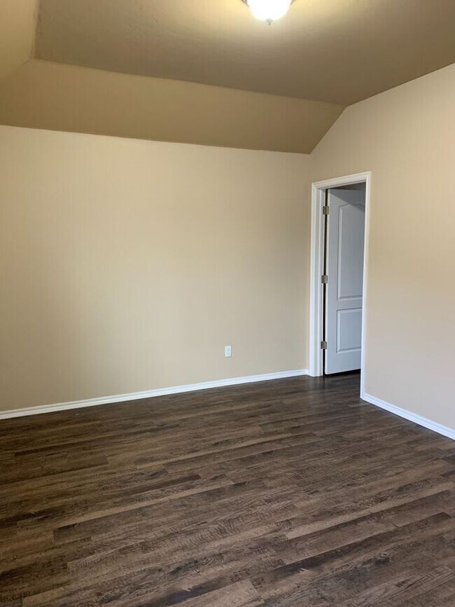 Building Photo - Three Bedroom | Two Bathroom Home