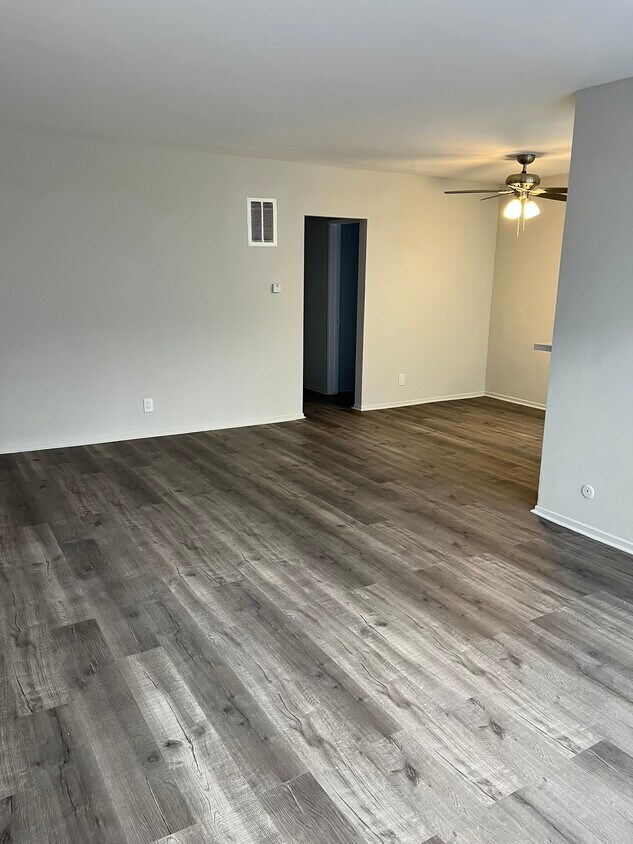 Foto principal - 16015 Vanowen St