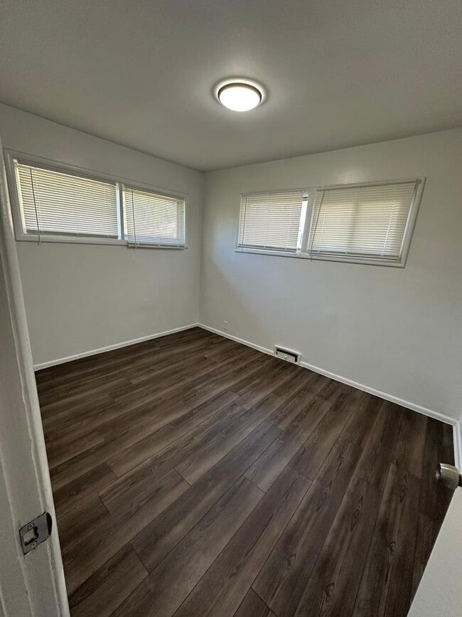 Foto del edificio - 4 bed 1 bath