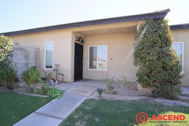 Foto del edificio - Lovely 5 Bedroom Home Near 99 Fwy!
