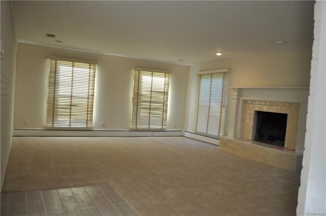 Building Photo - 3925 Mt Vernon Dr