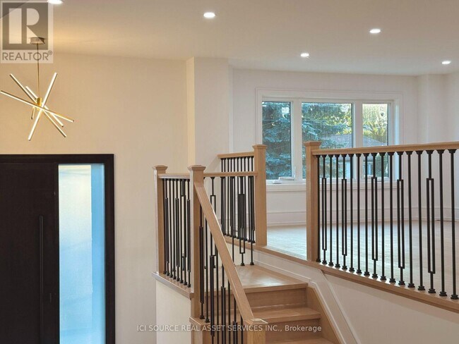 Building Photo - 21 Vanbrugh Ave