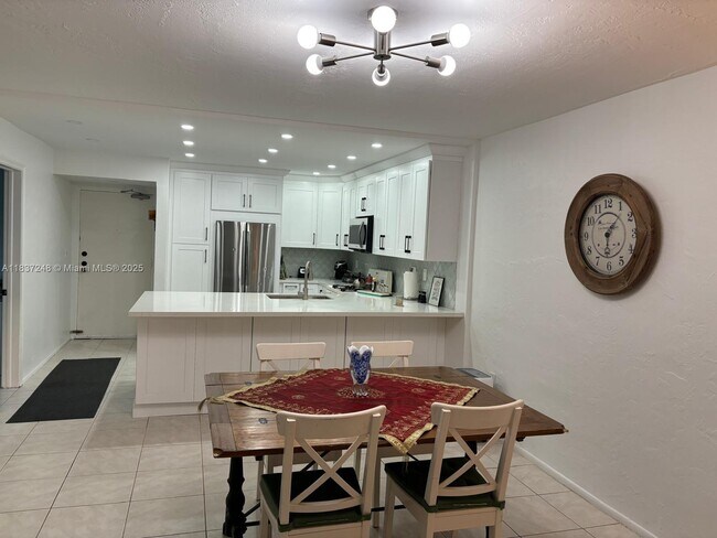 Foto del edificio - 6884 N Kendall Dr