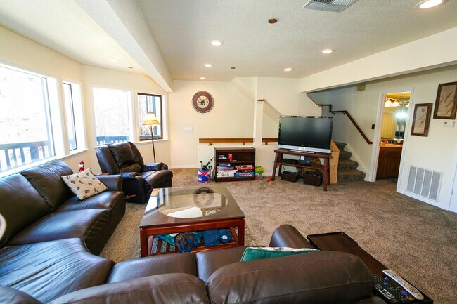 Building Photo - 39802 Lakeview Dr