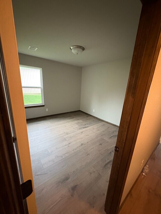 Building Photo - 135 SW Rose Garden Ln