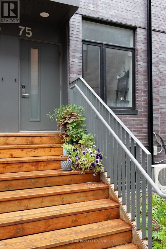 Photo principale - 75 Simcoe St N